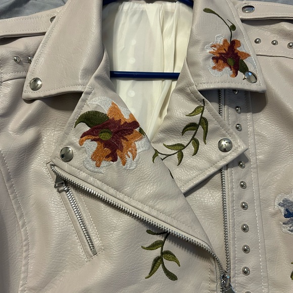 Floral Embroidered Women's Leather Jacket - Picture 2 of 3